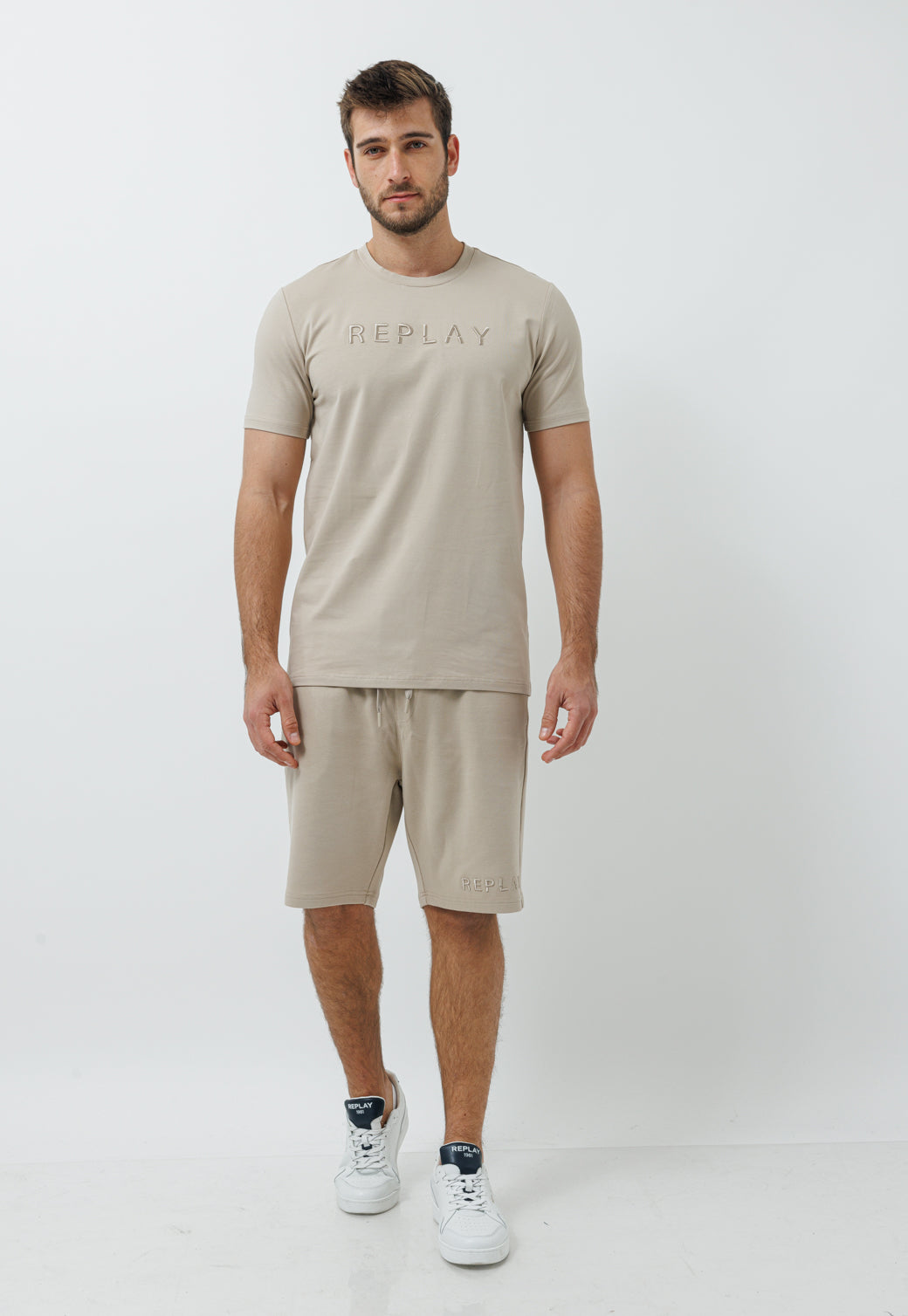 חליפת טרנינג קצרה לגברים בצבע בז' עם לוגו