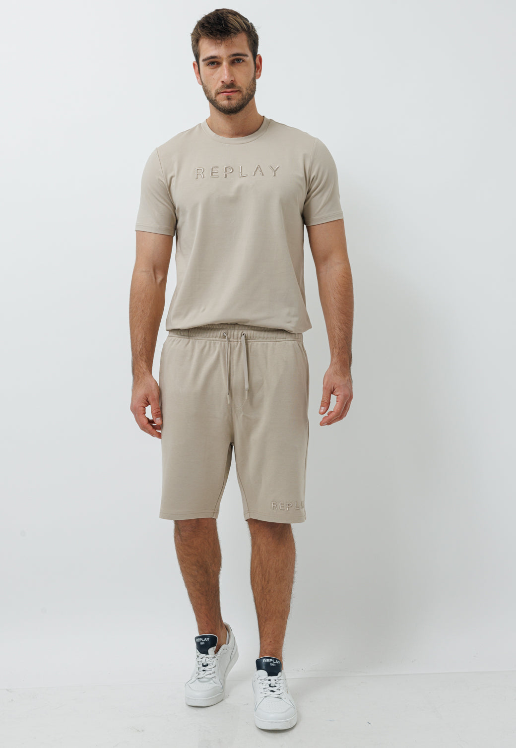 חליפת טרנינג קצרה לגברים בצבע בז' עם לוגו