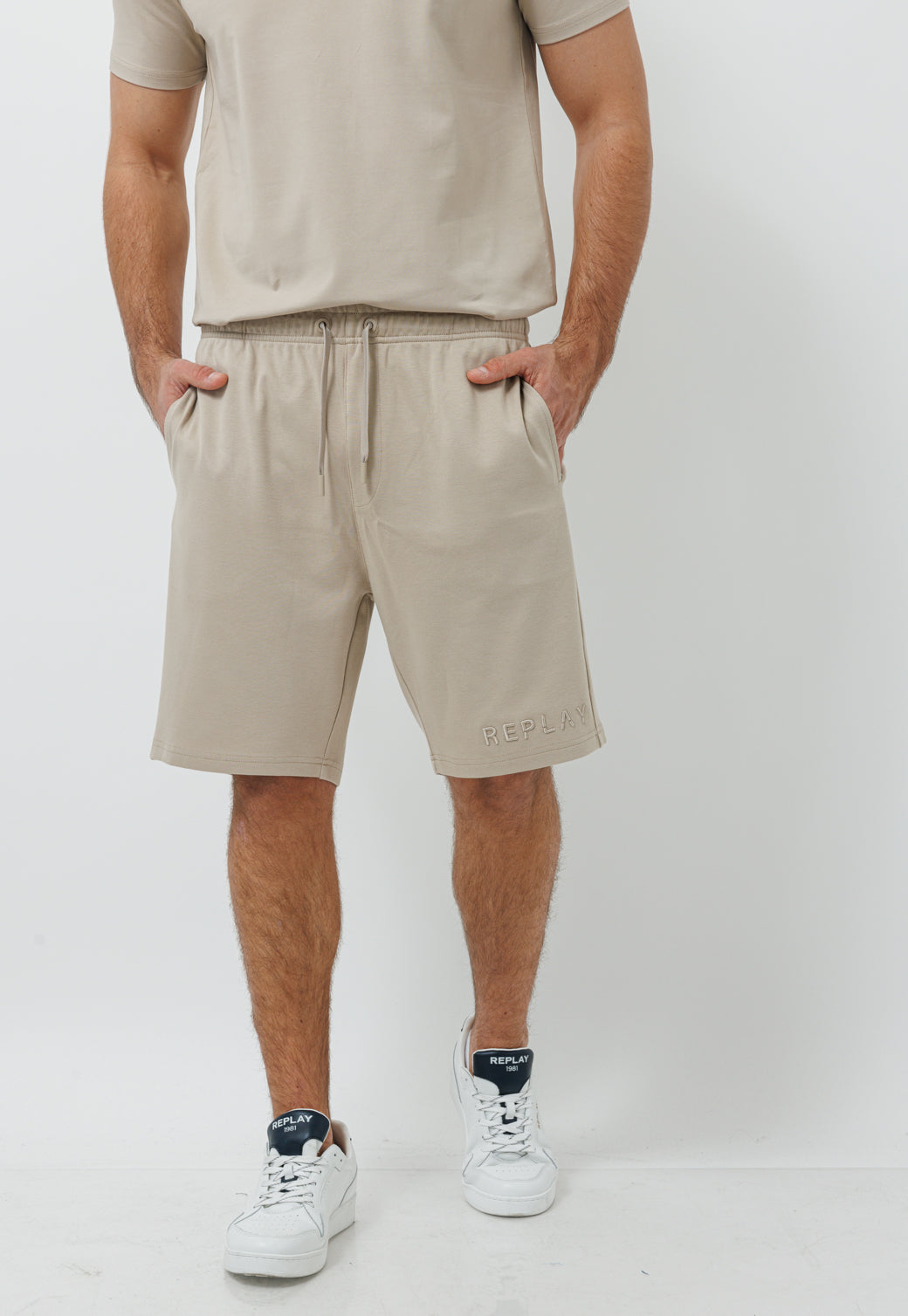 חליפת טרנינג קצרה לגברים בצבע בז' עם לוגו