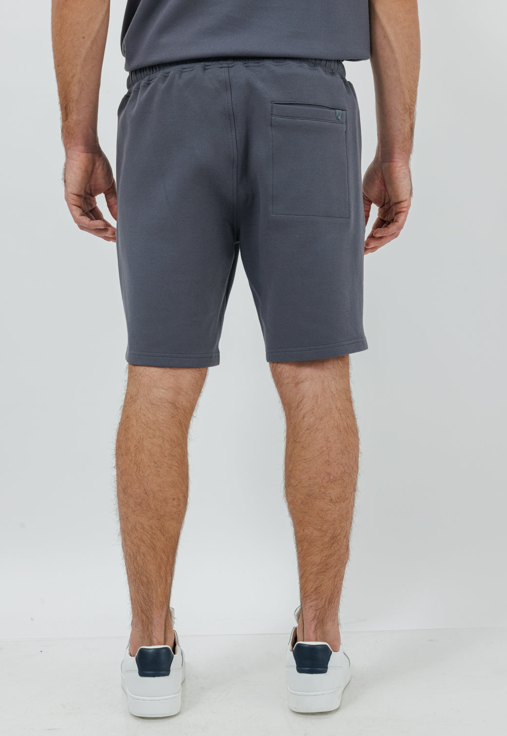 מכנסי ברמודה קצרים לגבר בצבע אפור כהה
