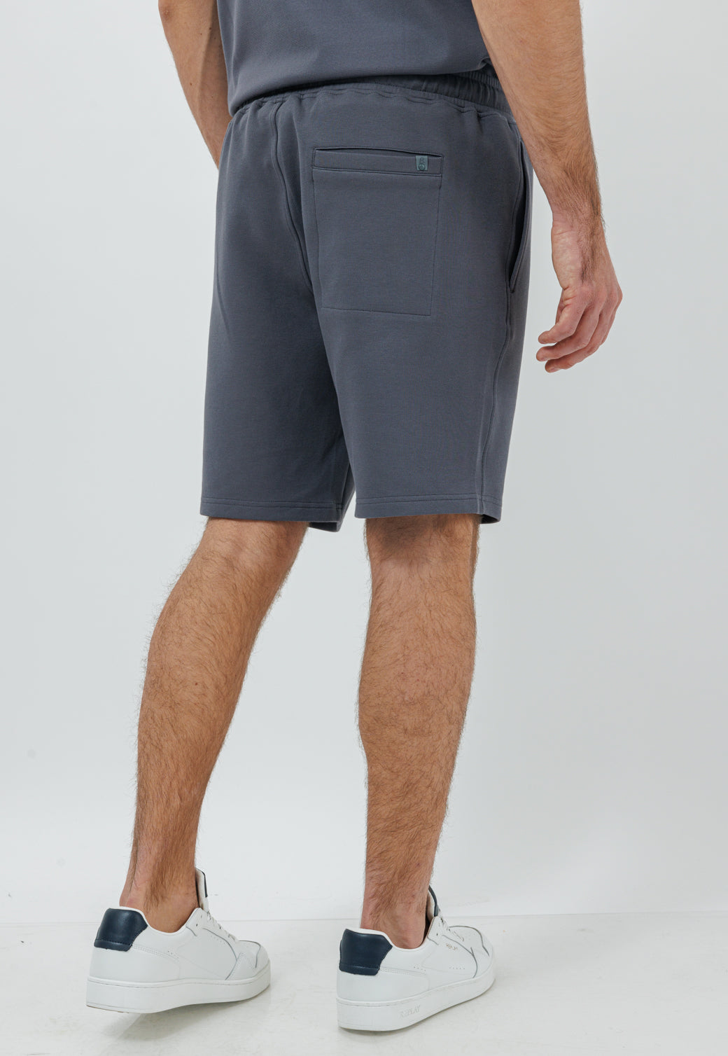 מכנסי ברמודה קצרים לגבר בצבע אפור כהה