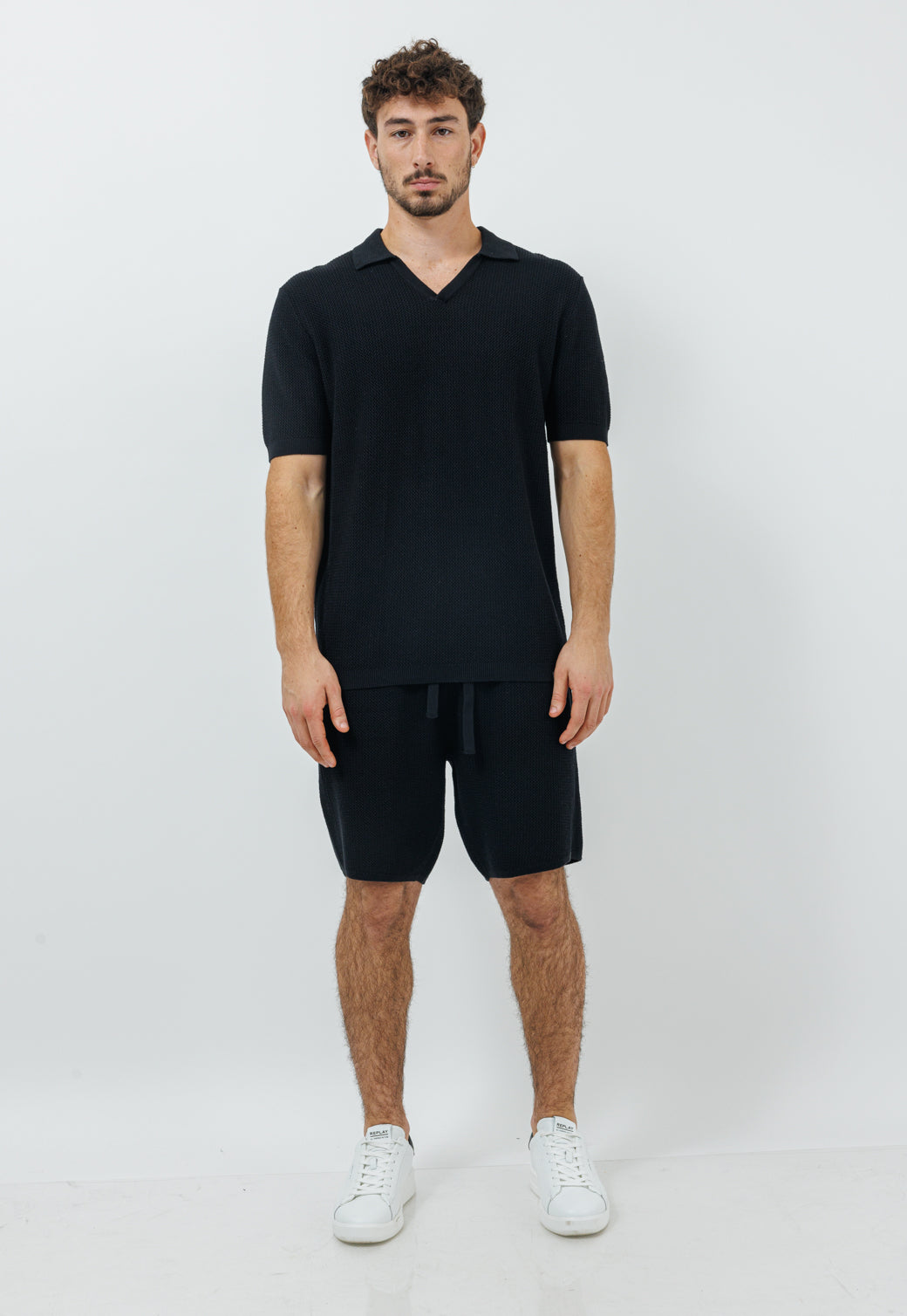 חולצת סריג פולו קייצית – בצבע שחור