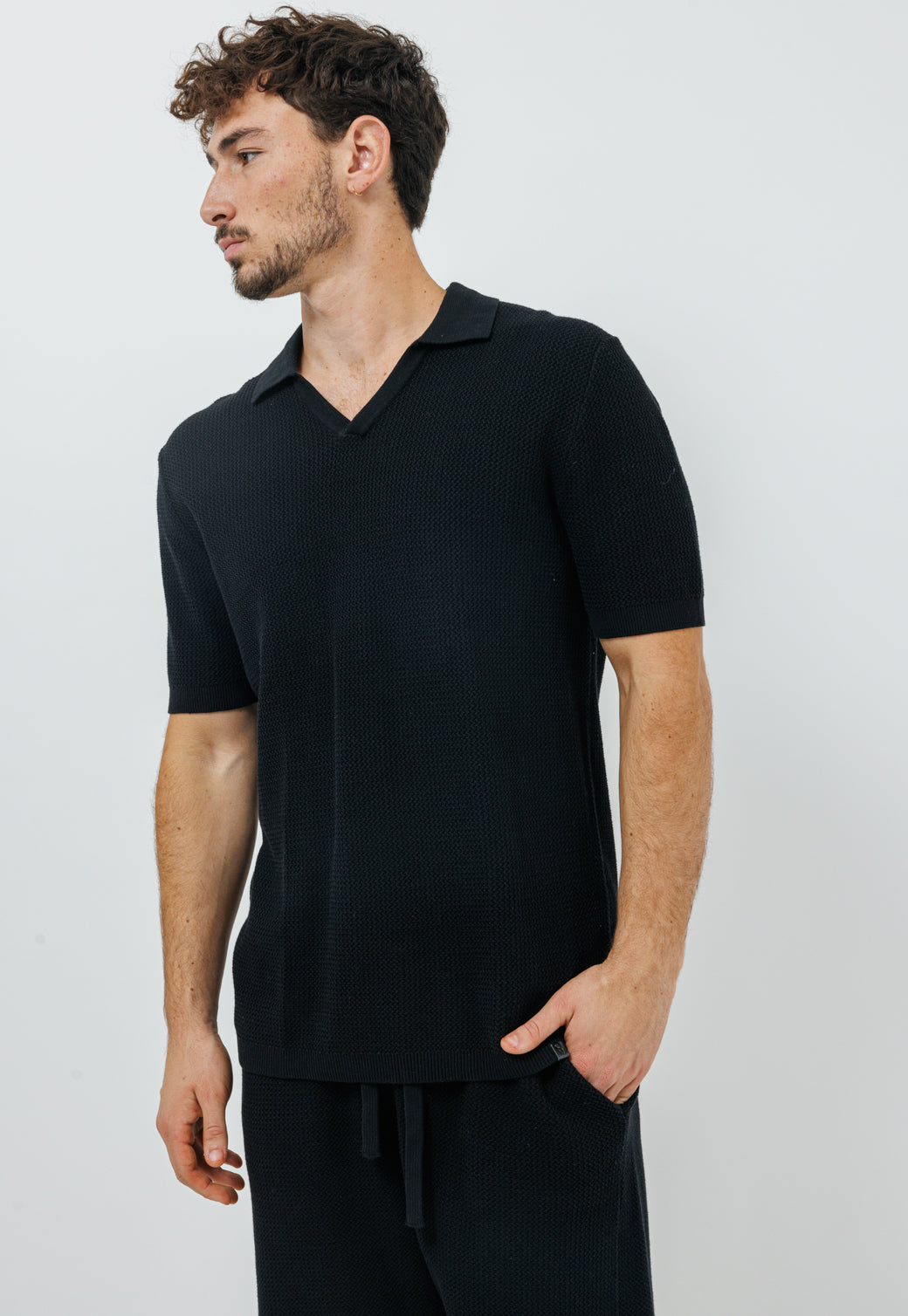 חולצת סריג פולו קייצית – בצבע שחור