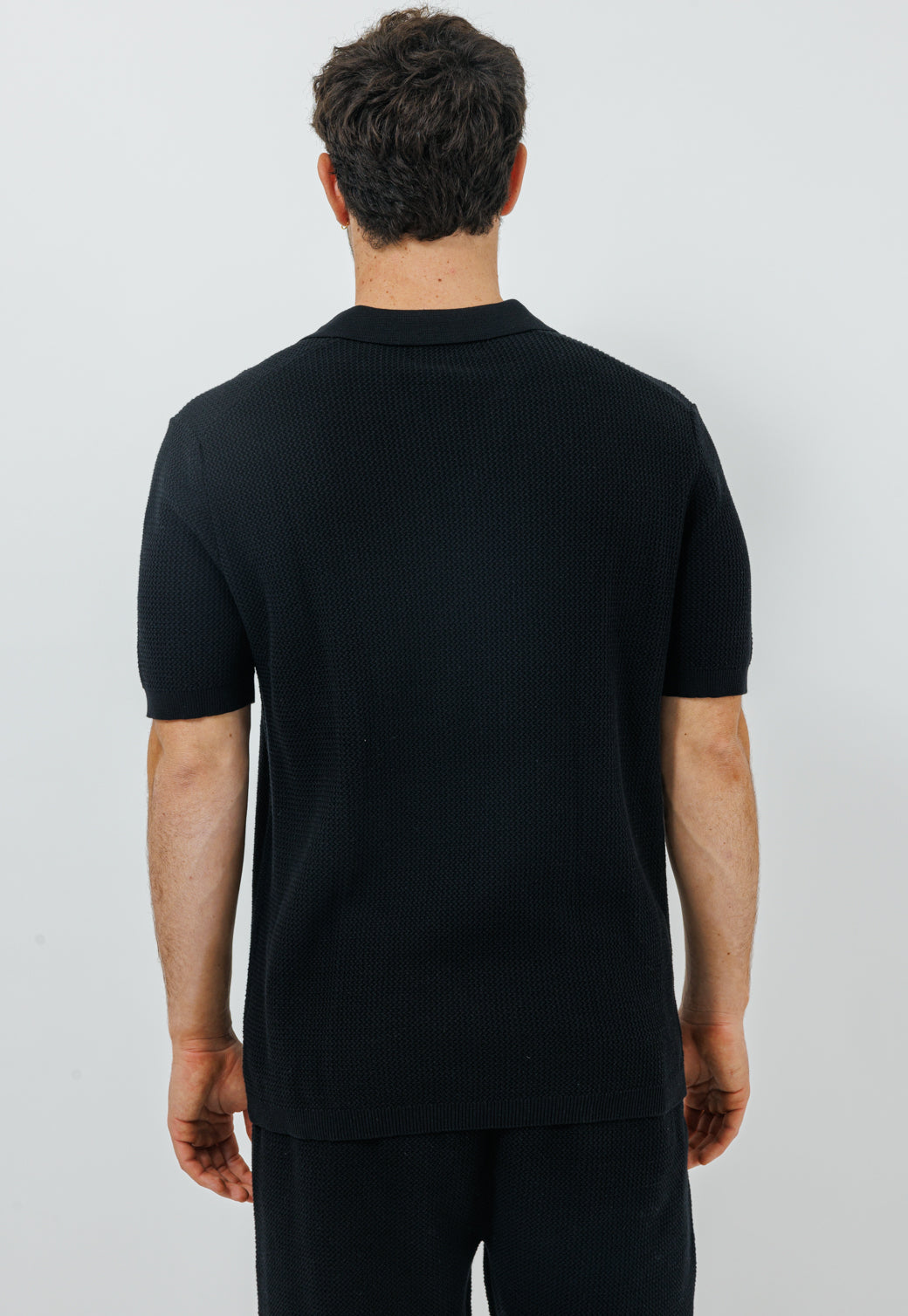 חולצת סריג פולו קייצית – בצבע שחור