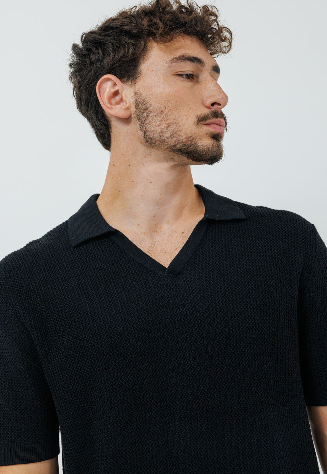 חולצת סריג פולו קייצית – בצבע שחור