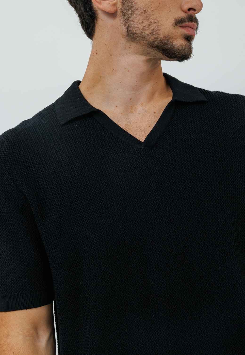 חולצת סריג פולו קייצית – בצבע שחור