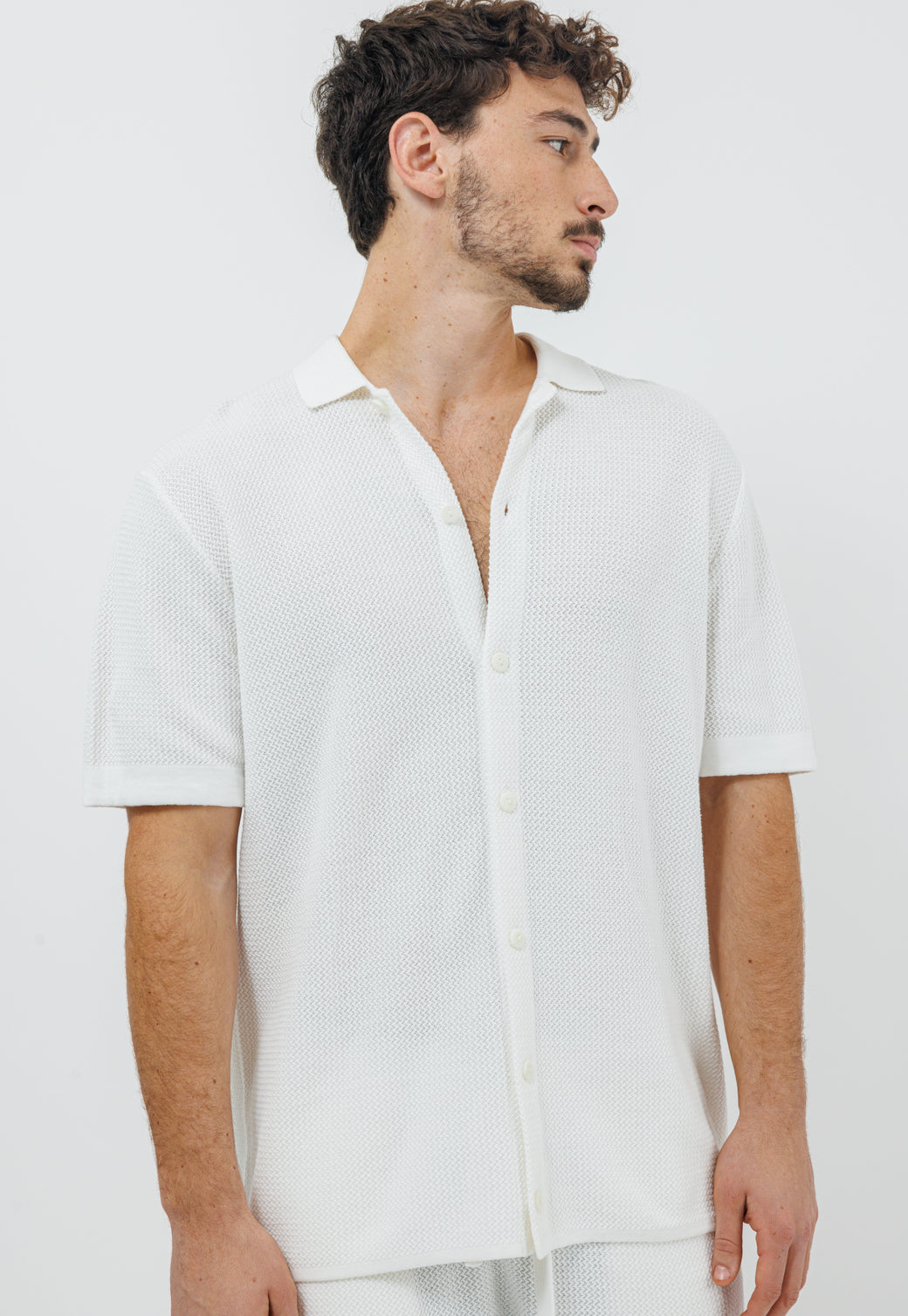 חולצת סריג מכופתרת בצבע לבן