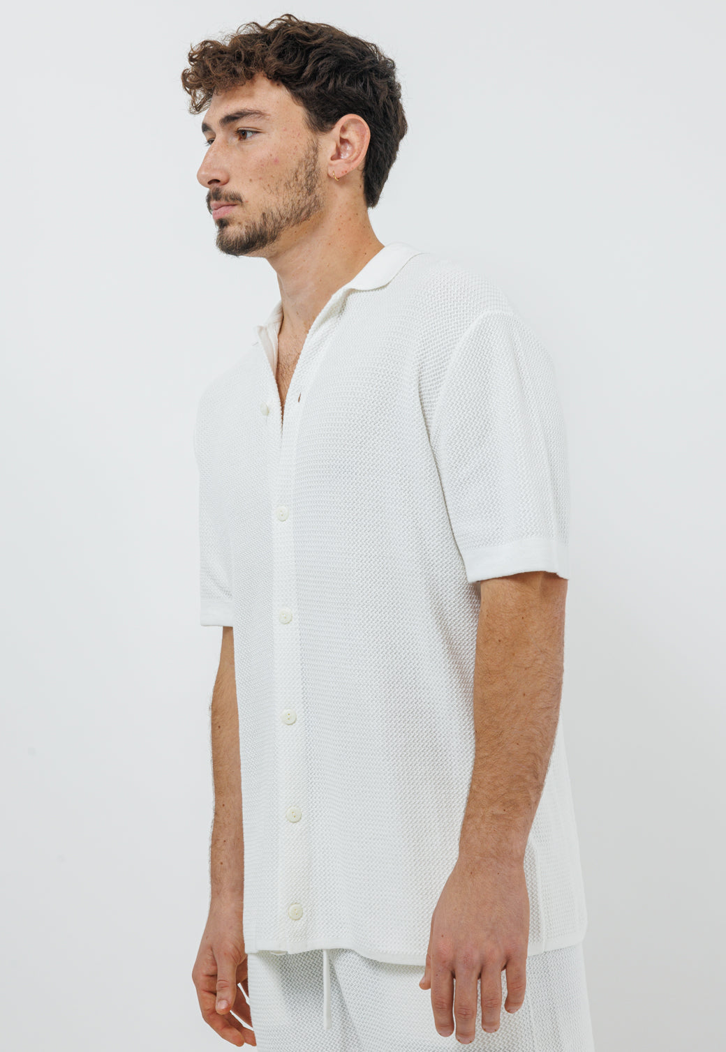 חולצת סריג מכופתרת בצבע לבן