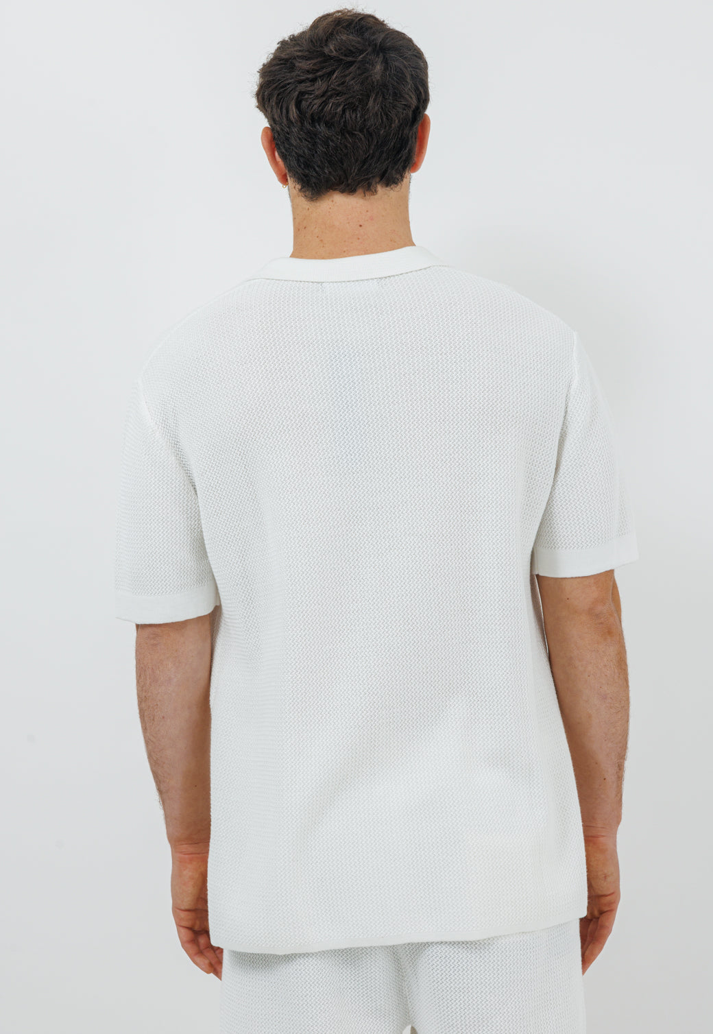 חולצת סריג מכופתרת בצבע לבן