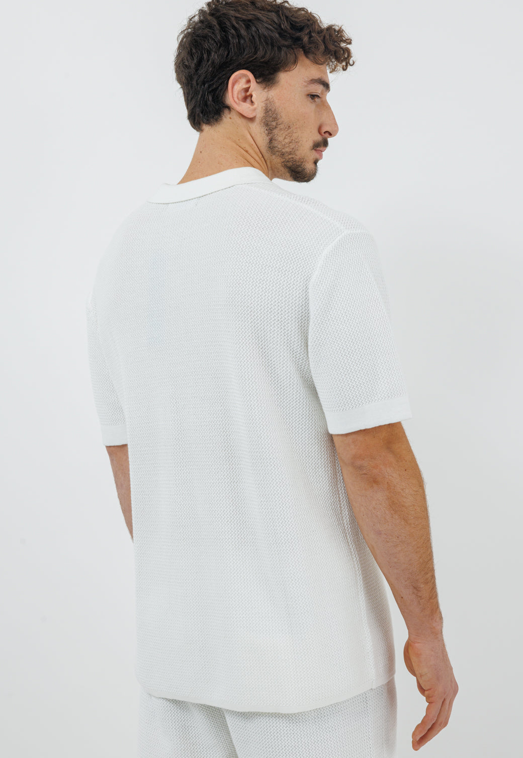 חולצת סריג מכופתרת בצבע לבן