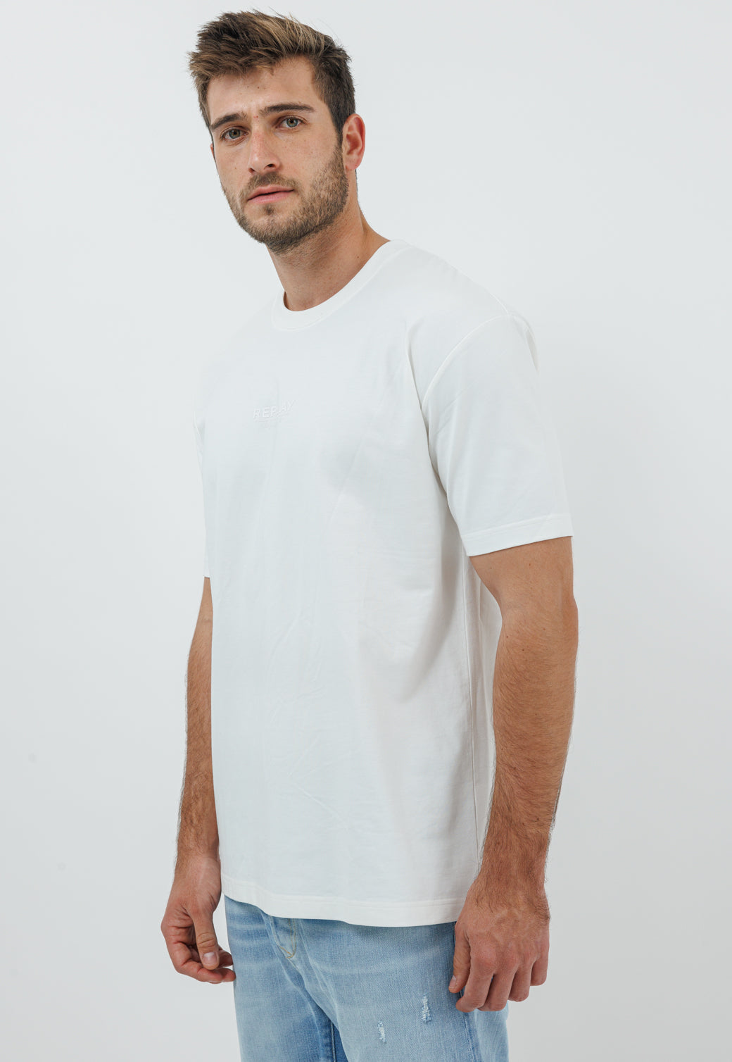 חולצת טי שירט בצבע לבן