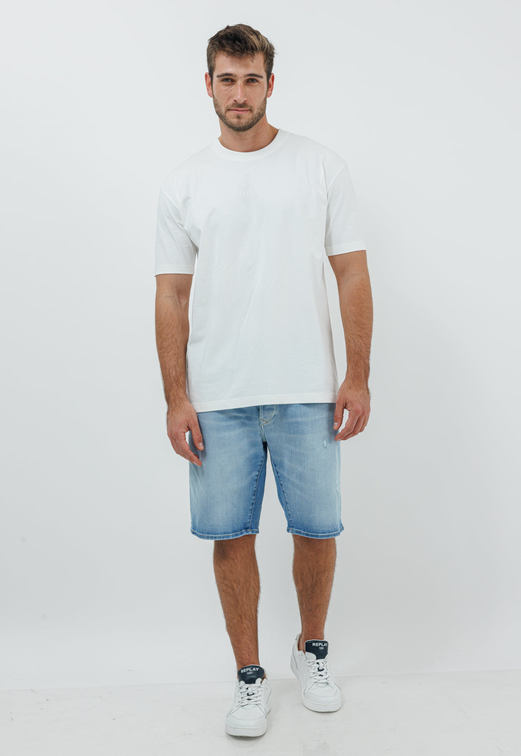 חולצת טי שירט בצבע לבן