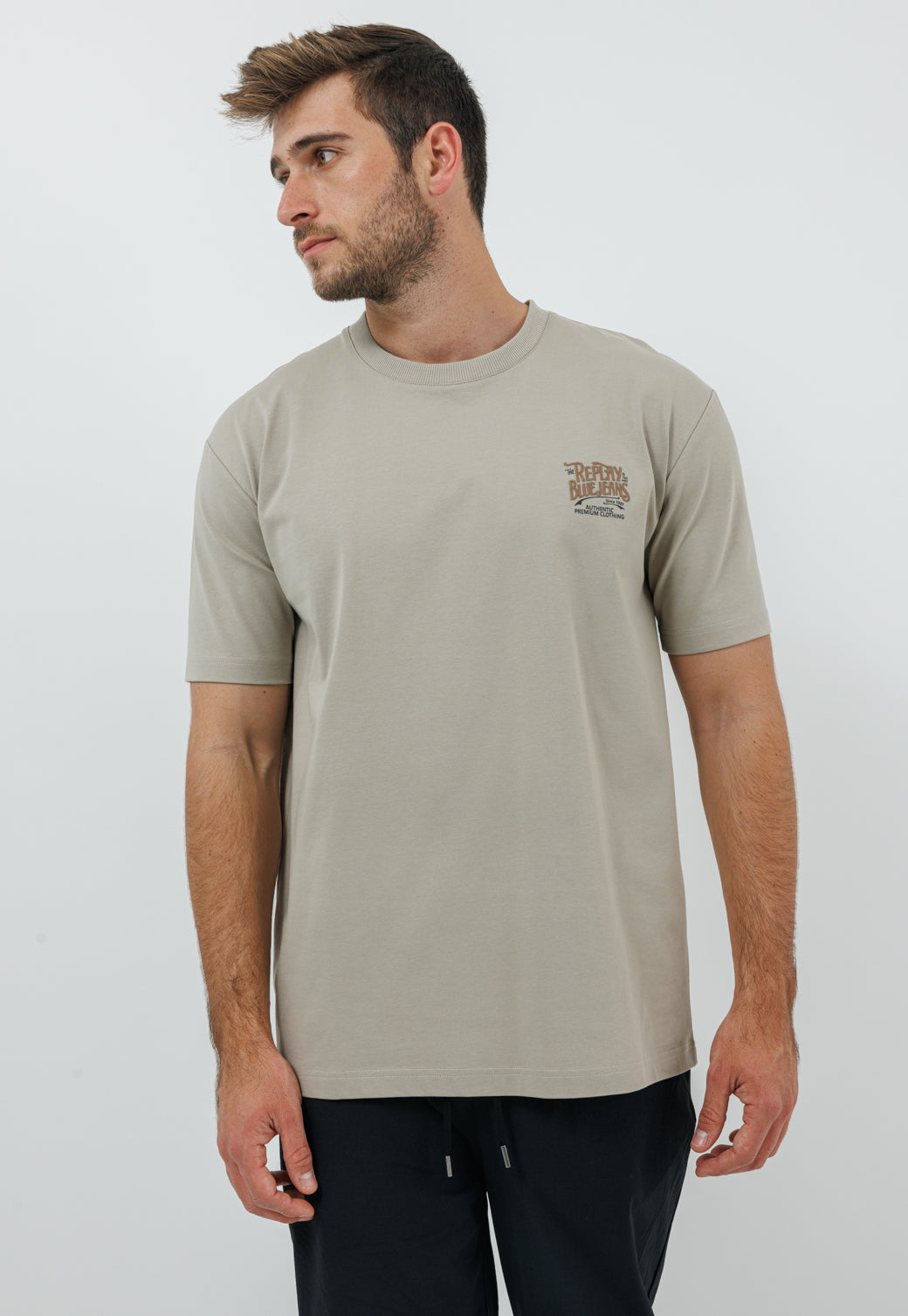 טי־שירט לגברים בצבע בז' עם הדפס אחורי אוברסייז