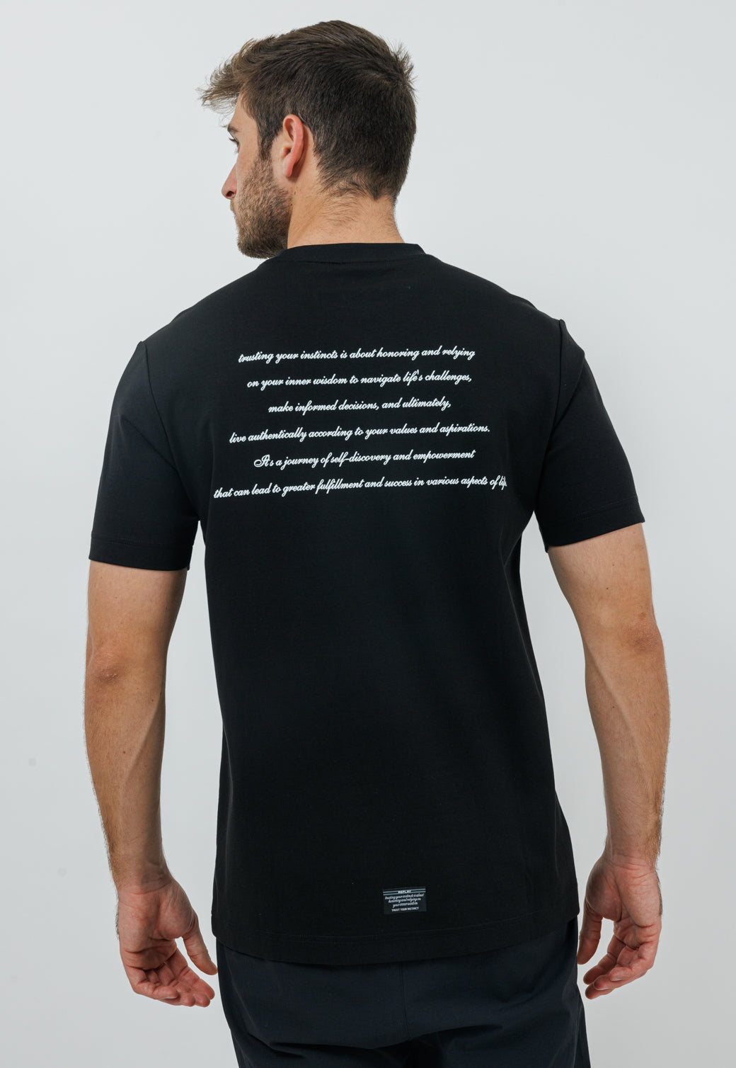 טי-שירט עם הדפס בגב לגברים בצבע שחור