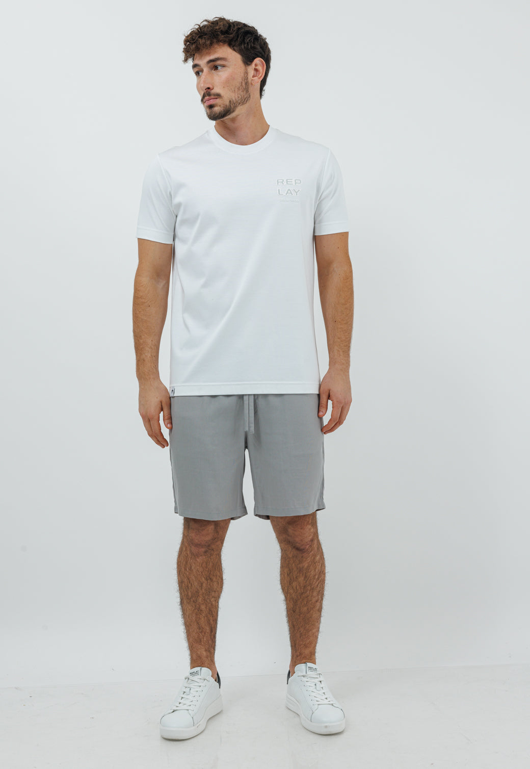 שם מוצר: טי-שירט לגברים בצבע לבן עם הדפס לוגו