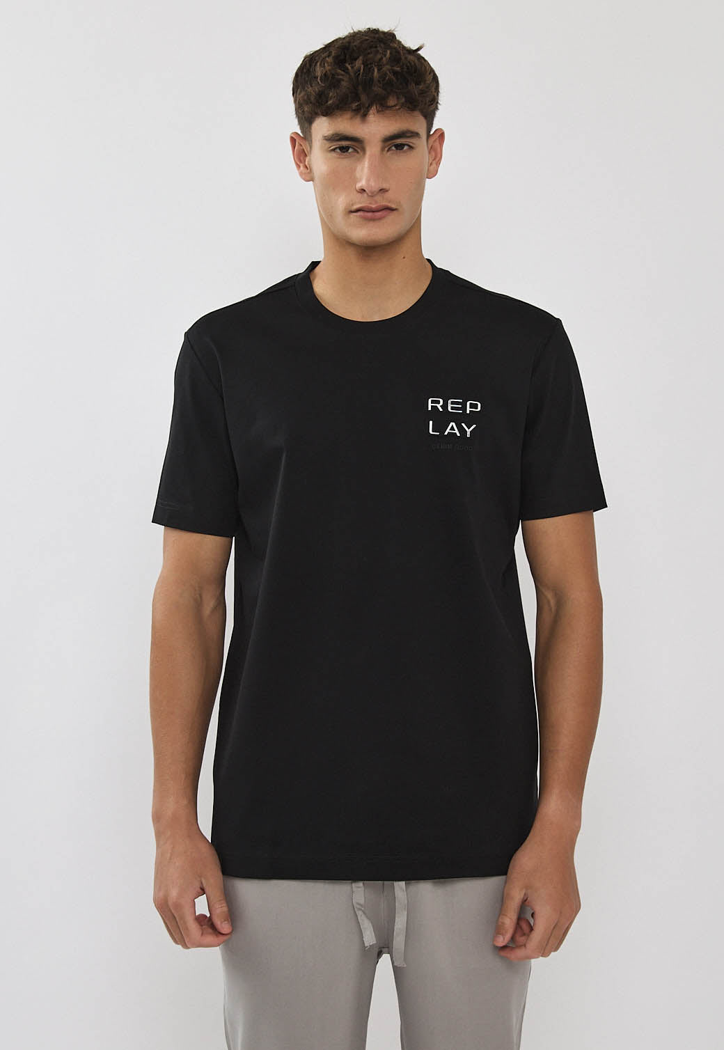 טי-שירט לגברים בצבע שחור עם לוגו