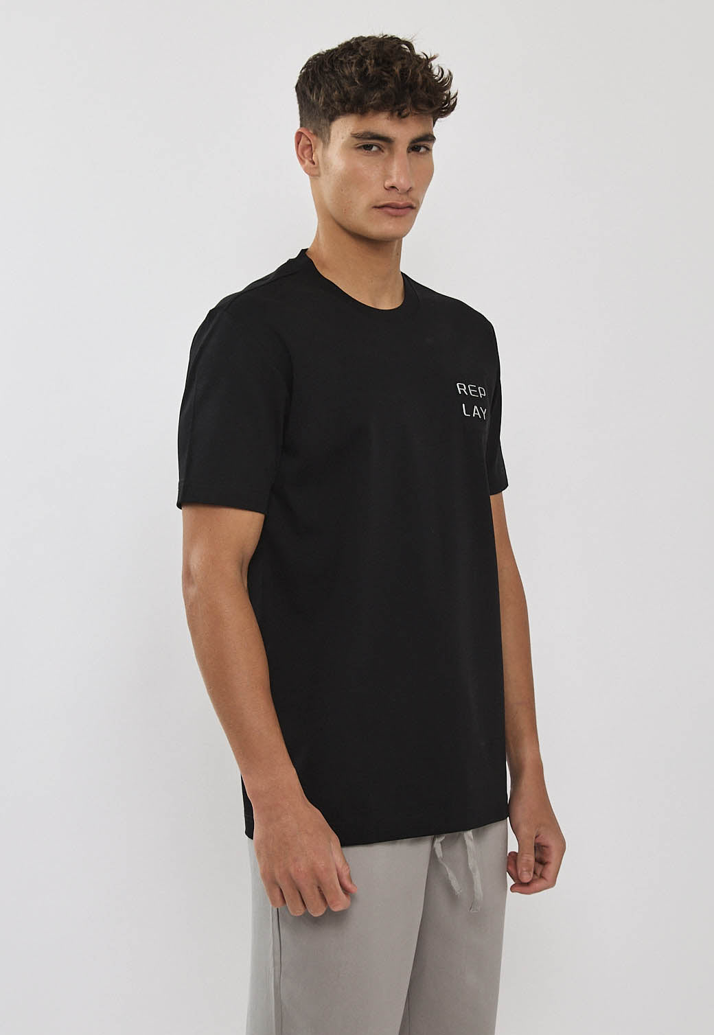 טי-שירט לגברים בצבע שחור עם לוגו