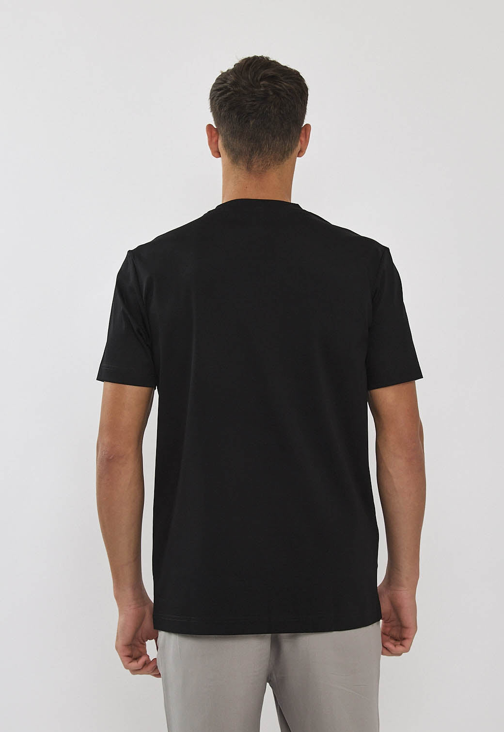 טי-שירט לגברים בצבע שחור עם לוגו