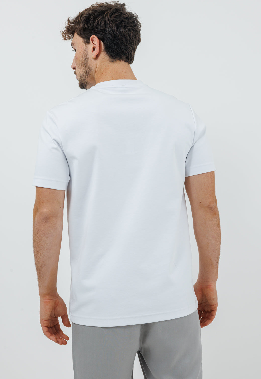 טי־שירט לגברים בצבע לבן
