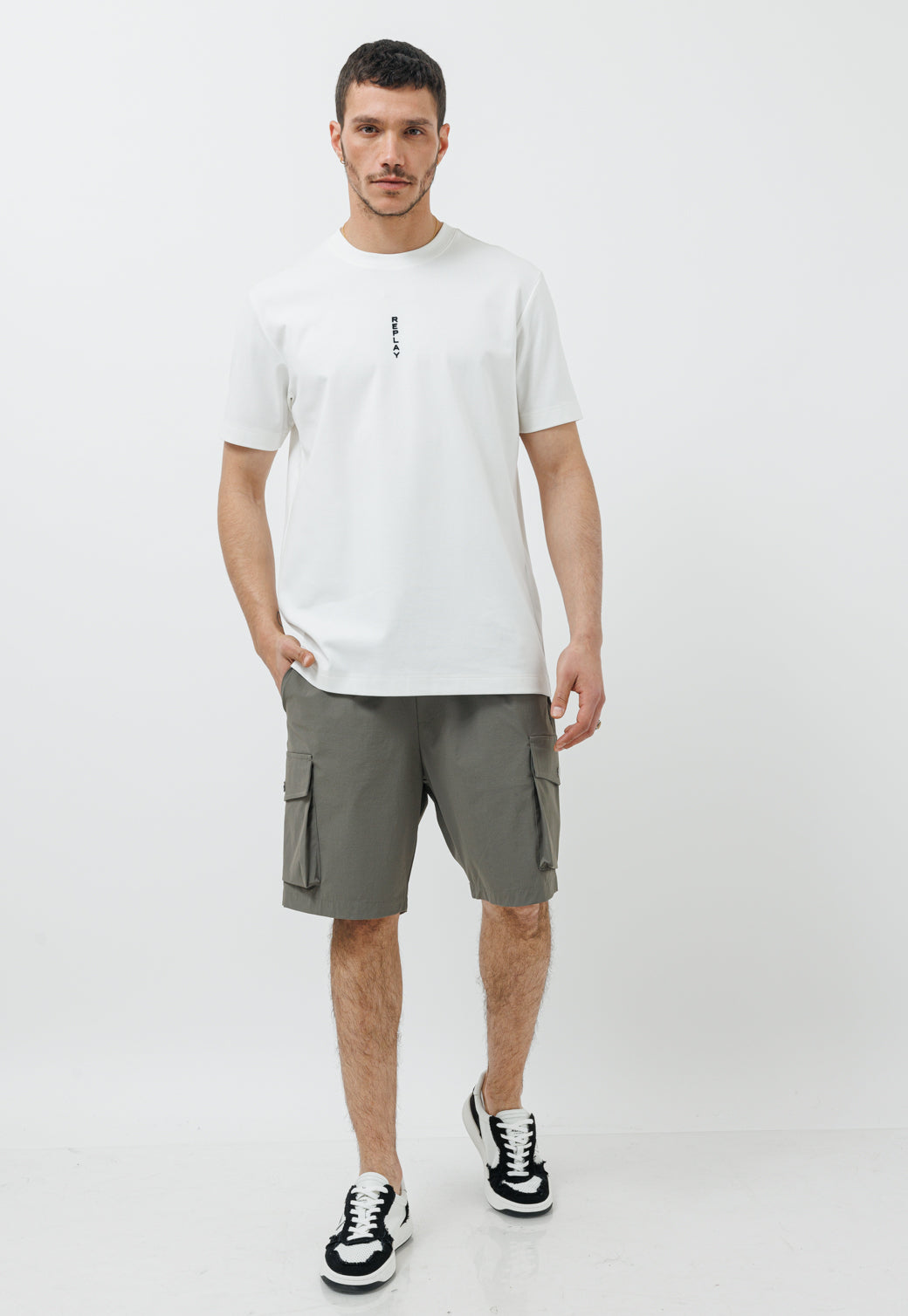 חולצה לבנה עם לוגו והדפס בגב לגברים