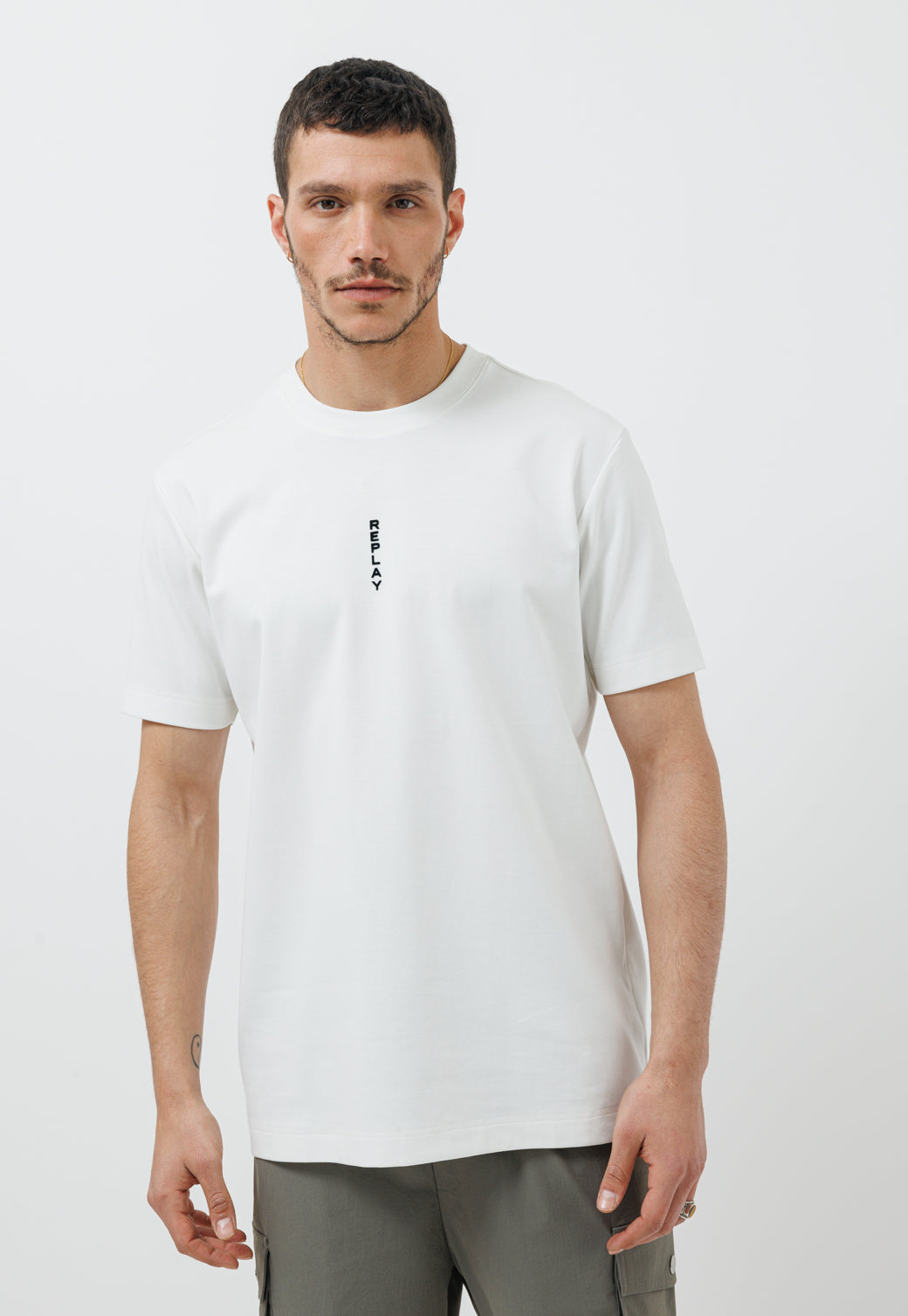 חולצה לבנה עם לוגו והדפס בגב לגברים