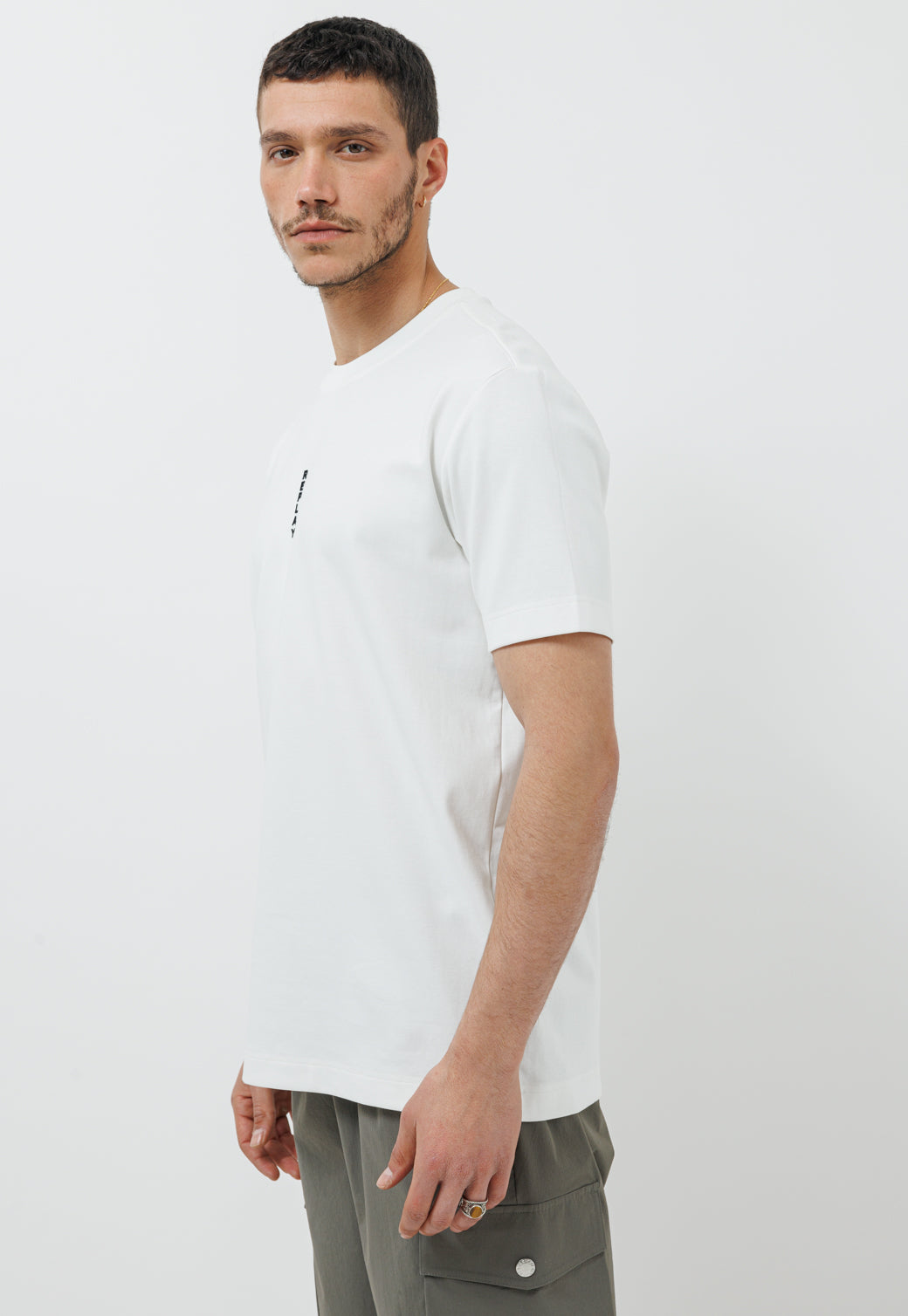 חולצה לבנה עם לוגו והדפס בגב לגברים