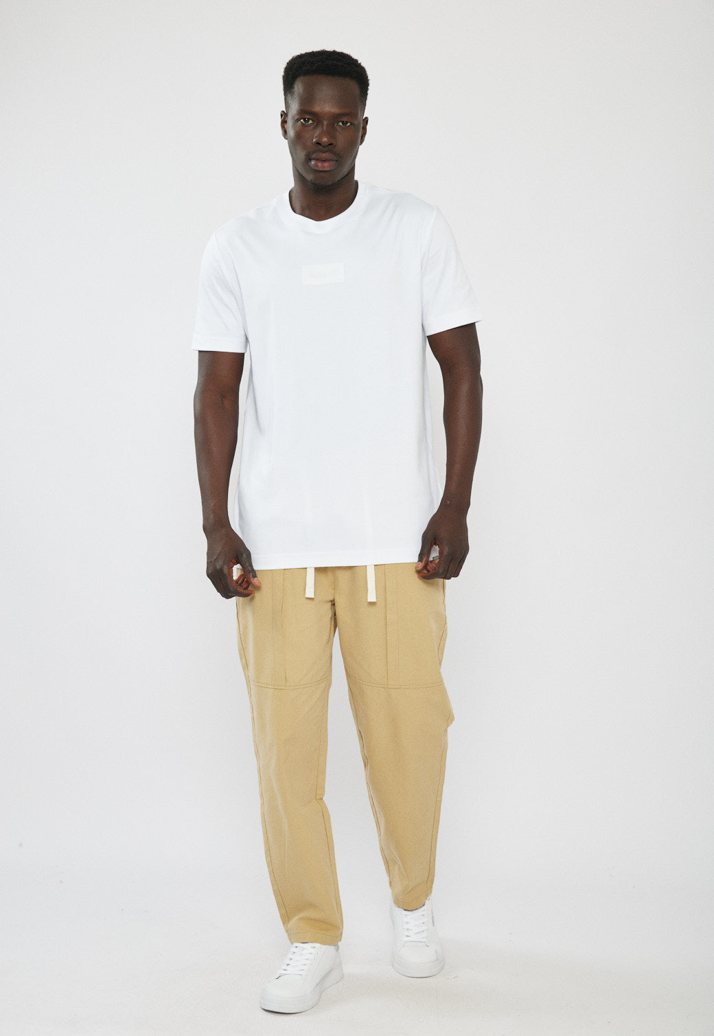 טי שירט לגברים בצבע לבן