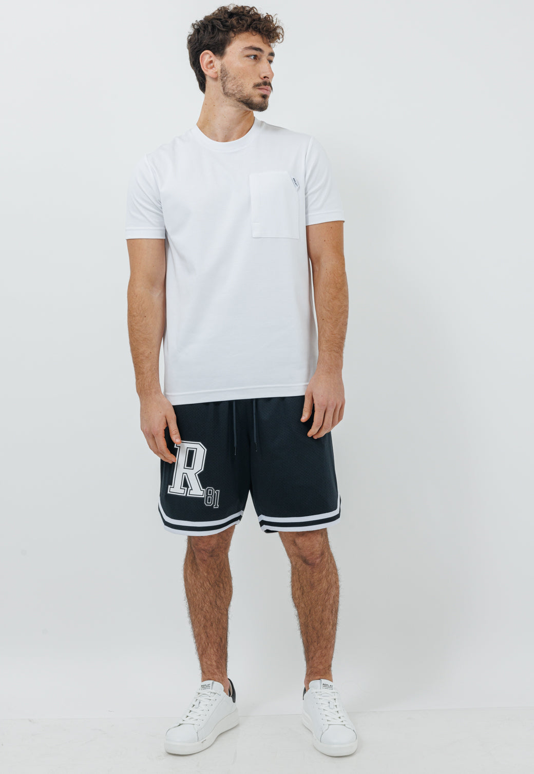 טי שירט לבנה לגברים עם כיס חזה ולוגו