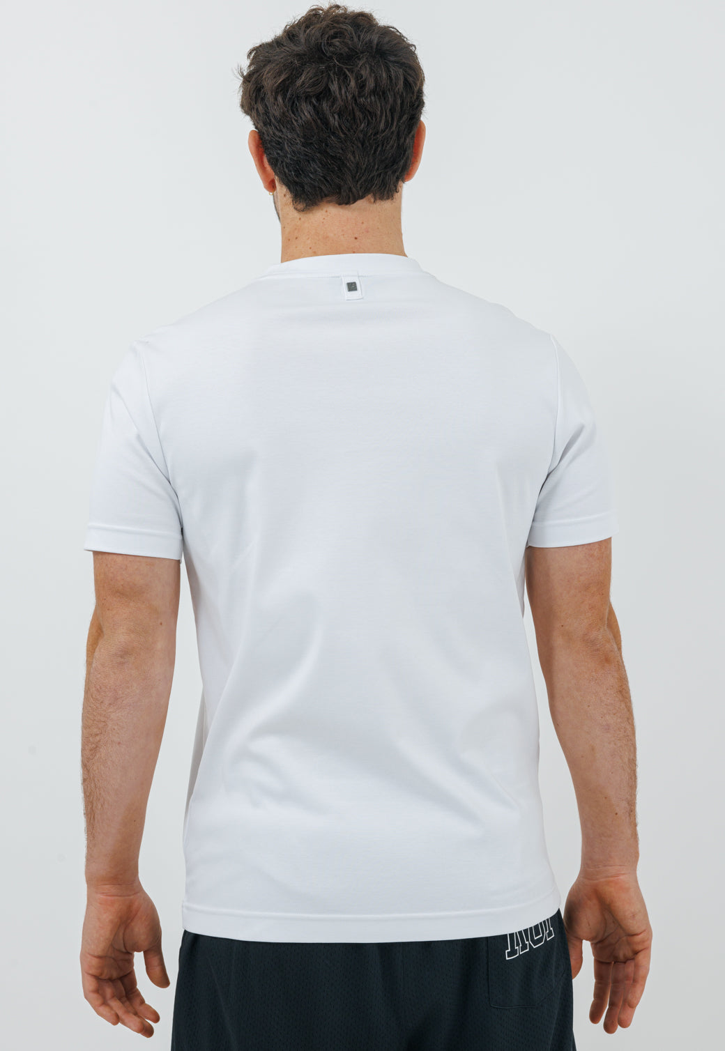 טי שירט לבנה לגברים עם כיס חזה ולוגו