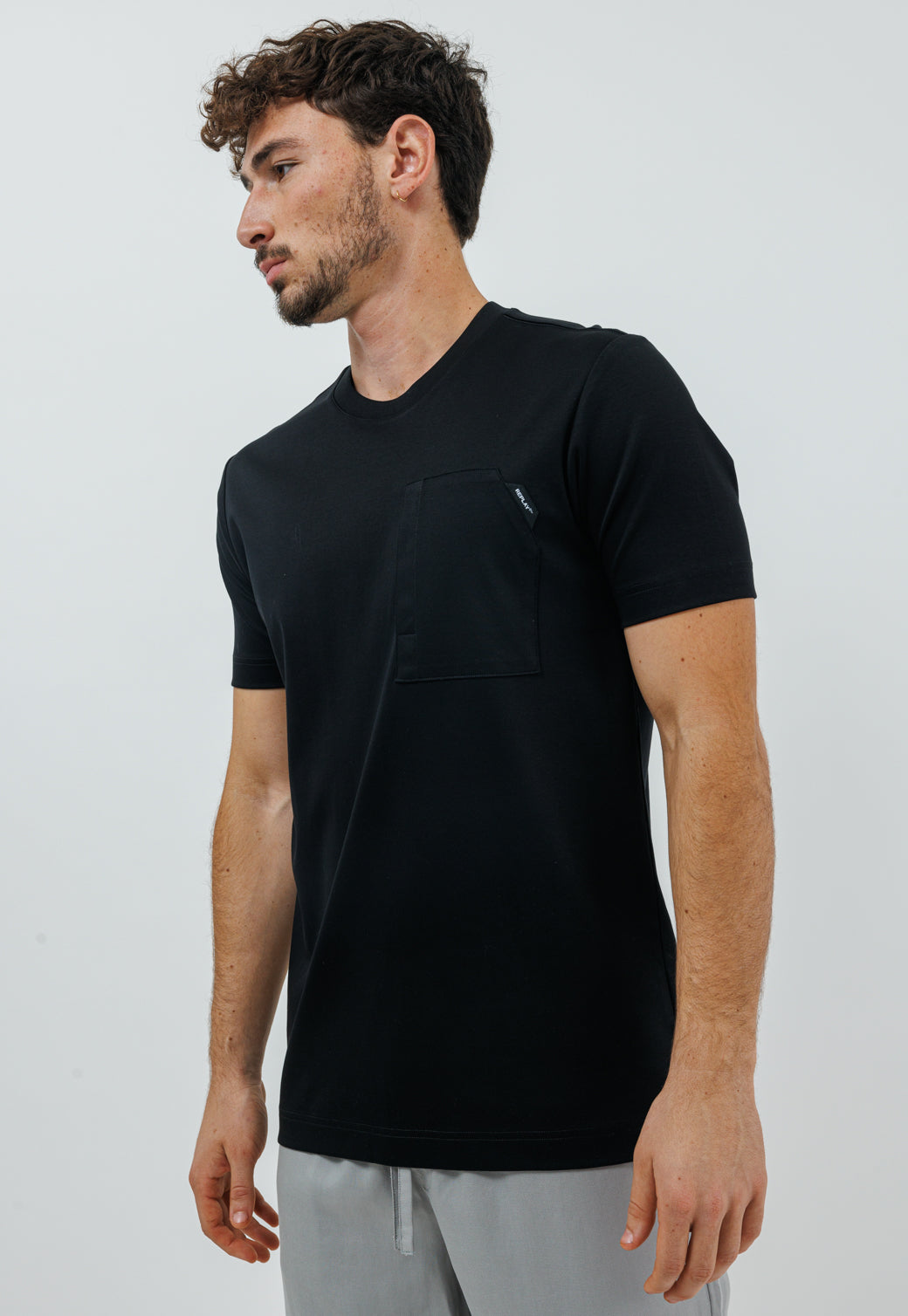 טי שירט לגברים בצבע שחור עם כיס בחזה