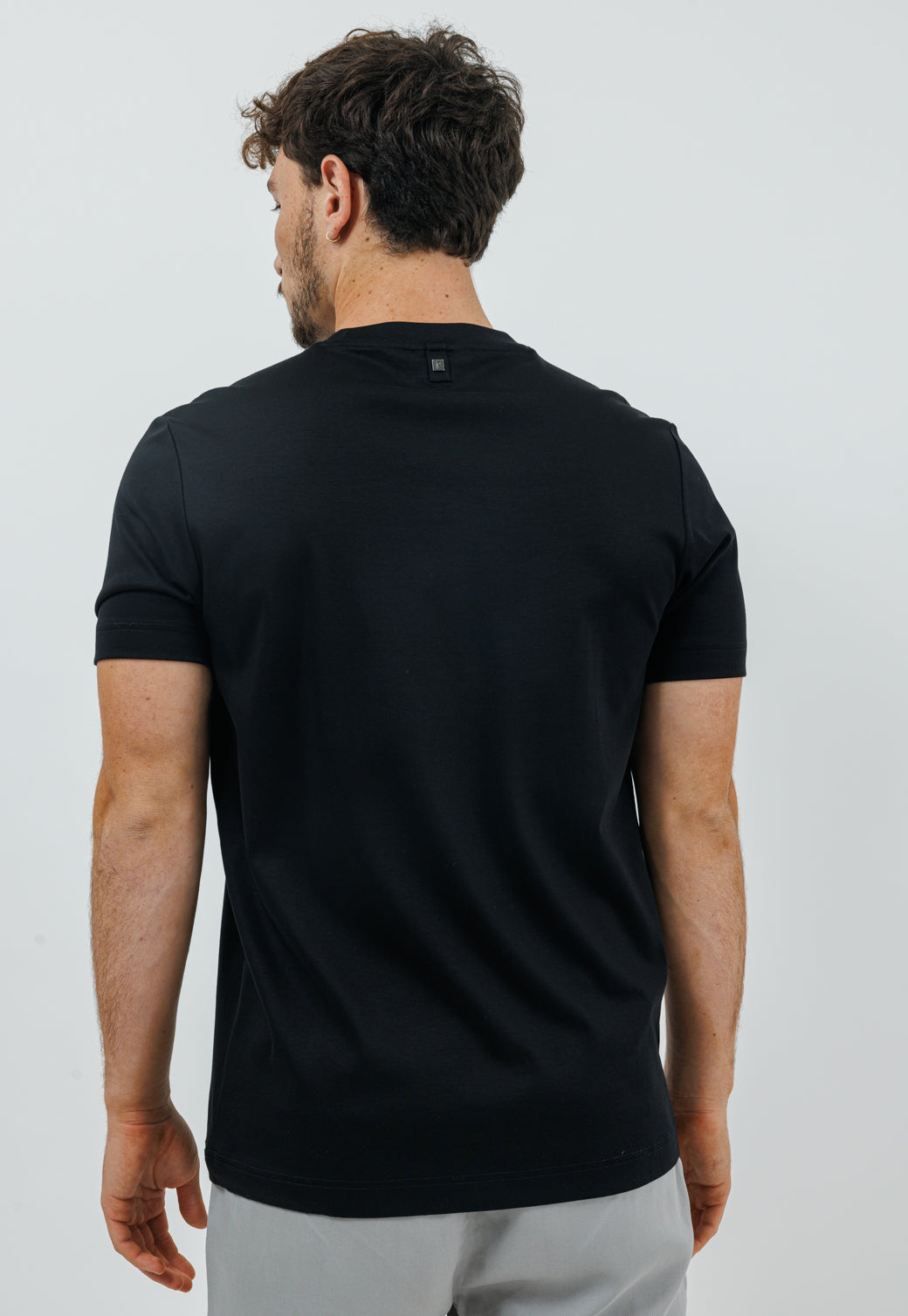 טי שירט לגברים בצבע שחור עם כיס בחזה