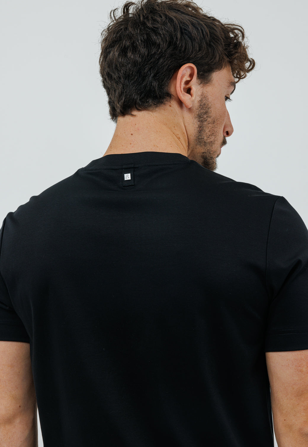 טי שירט לגברים בצבע שחור עם כיס בחזה