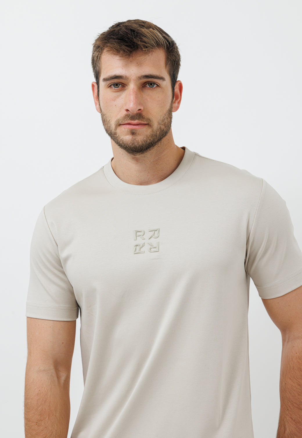 טי שירט לגברים בצבע אבן עם לוגו
