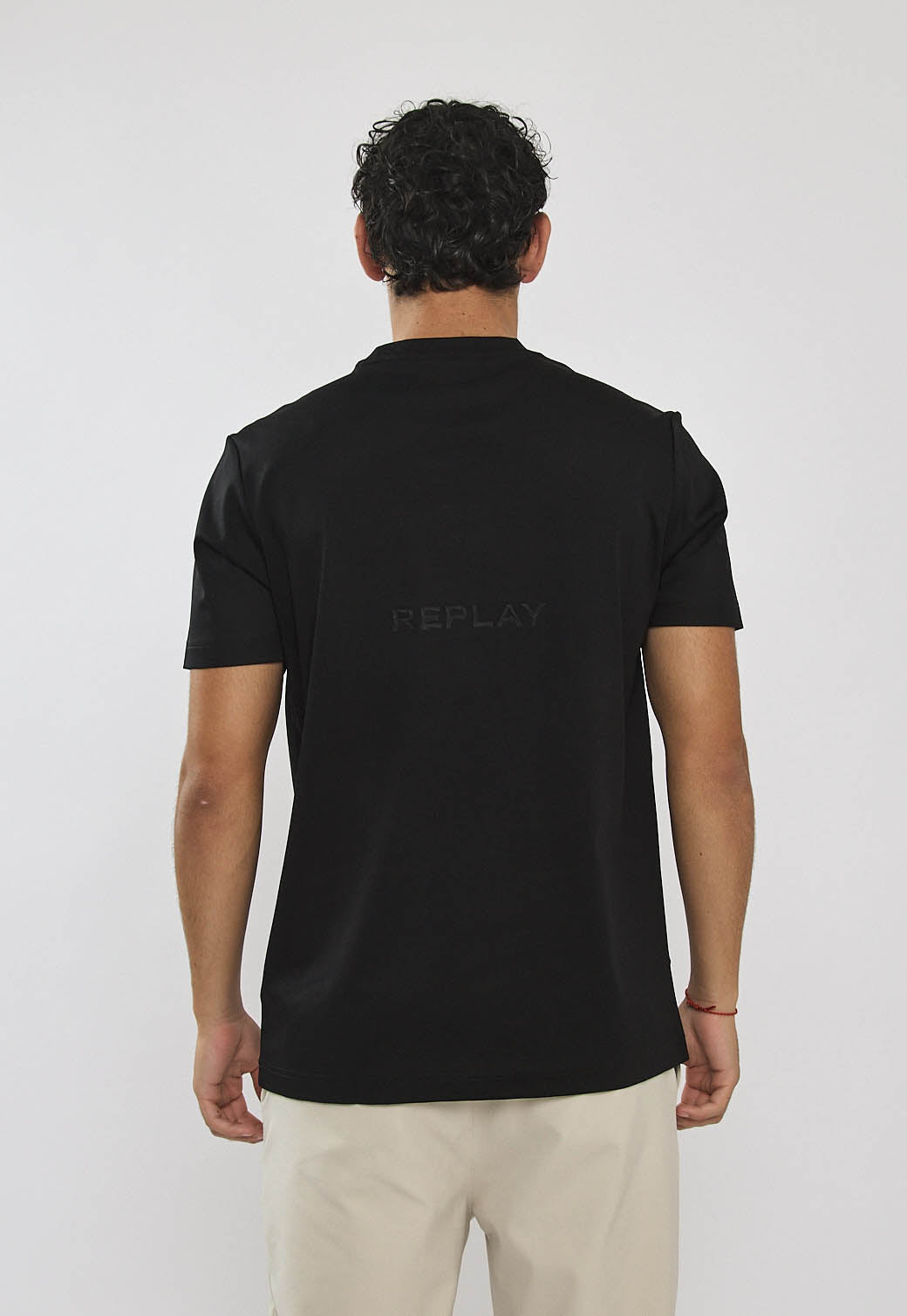 טי שירט לגברים בצבע שחור עם לוגו מובלט