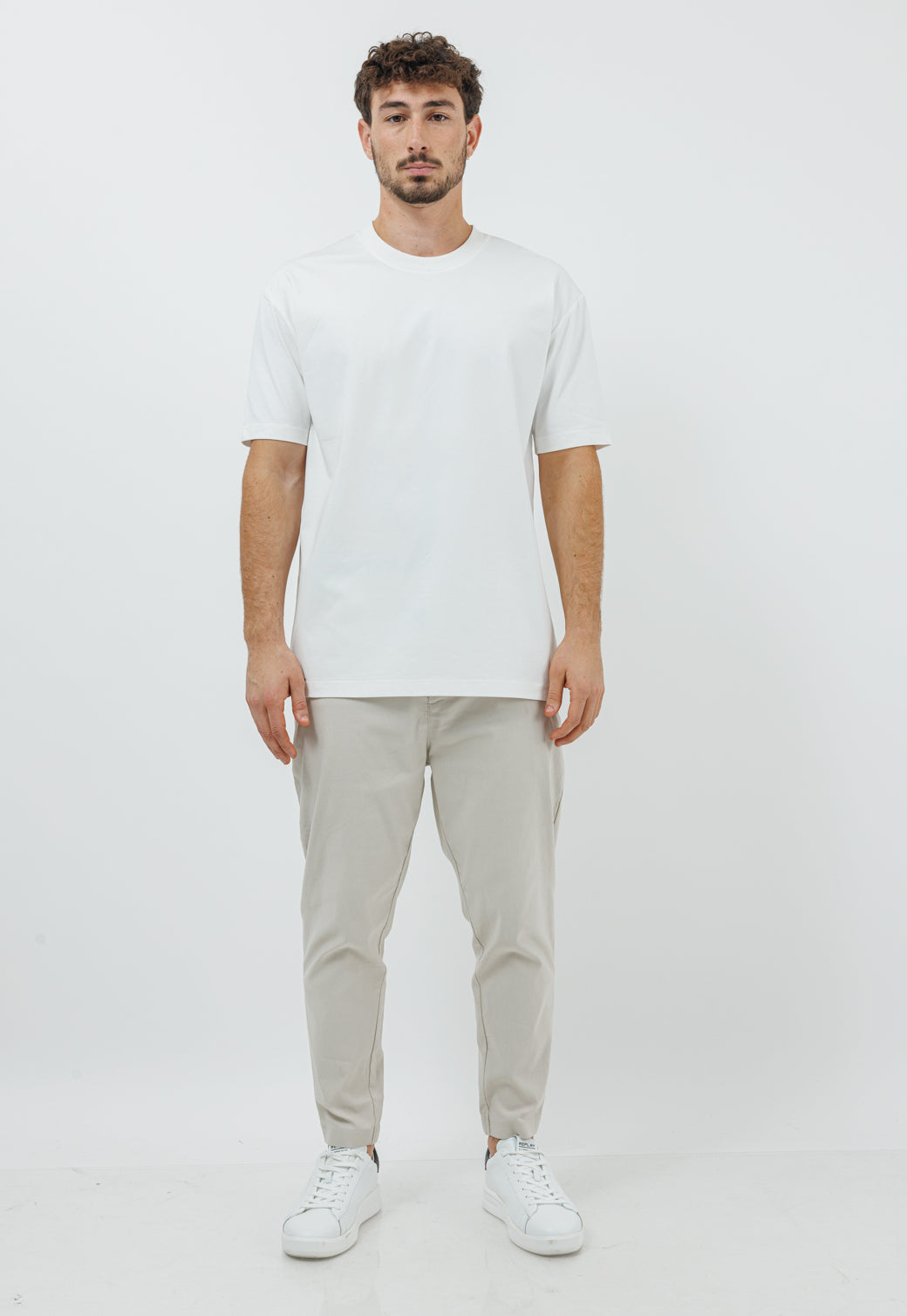 טי שירט לגברים בצבע לבן