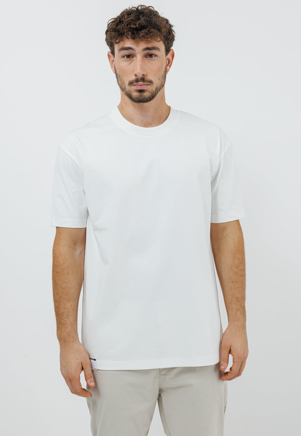 טי שירט לגברים בצבע לבן