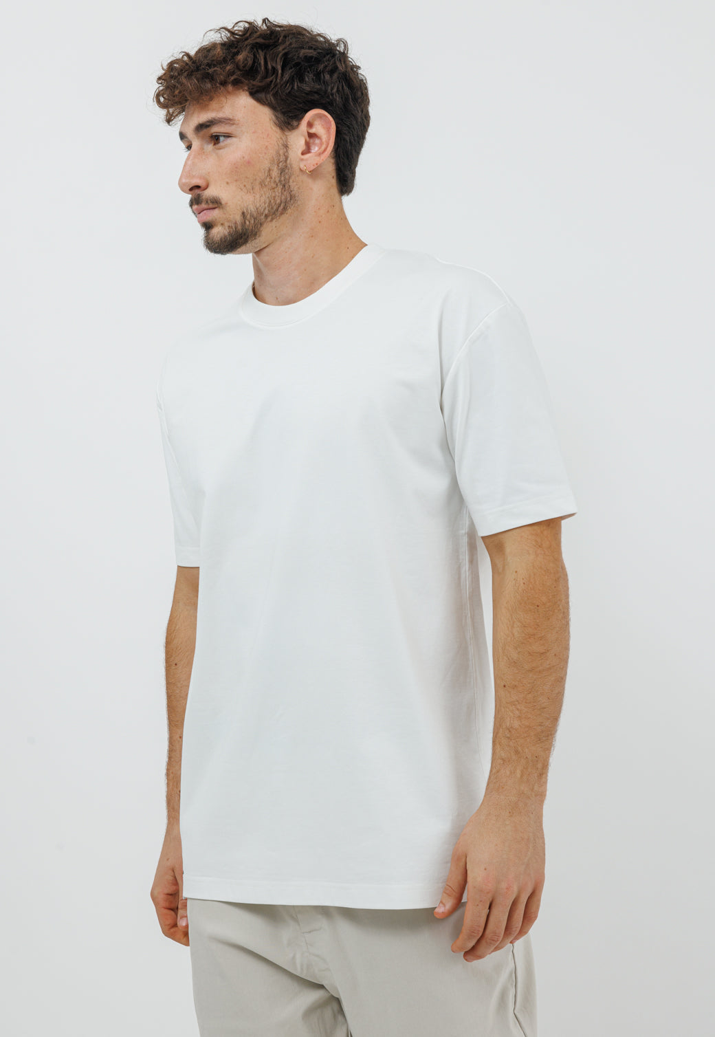 טי שירט לגברים בצבע לבן