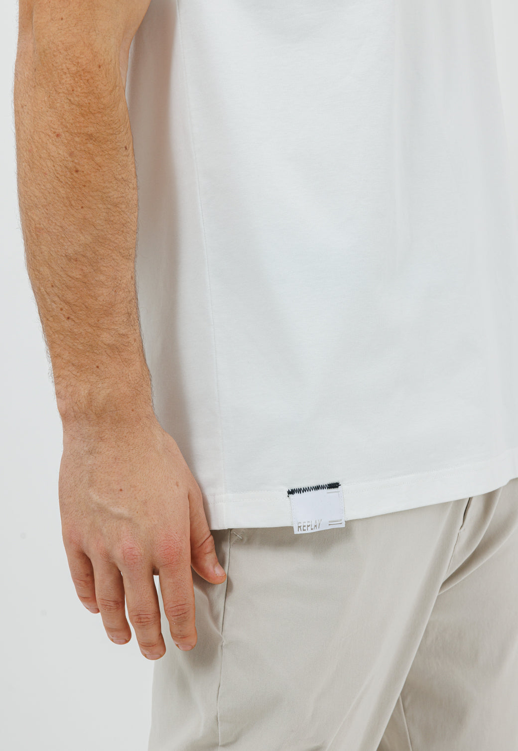 טי שירט לגברים בצבע לבן