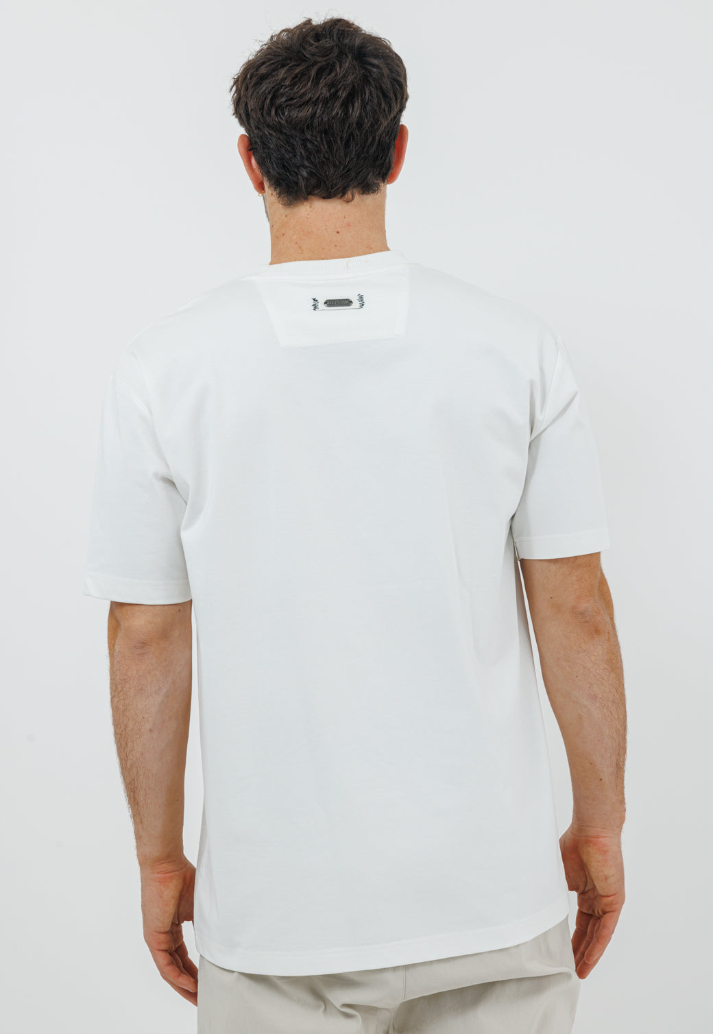 טי שירט לגברים בצבע לבן