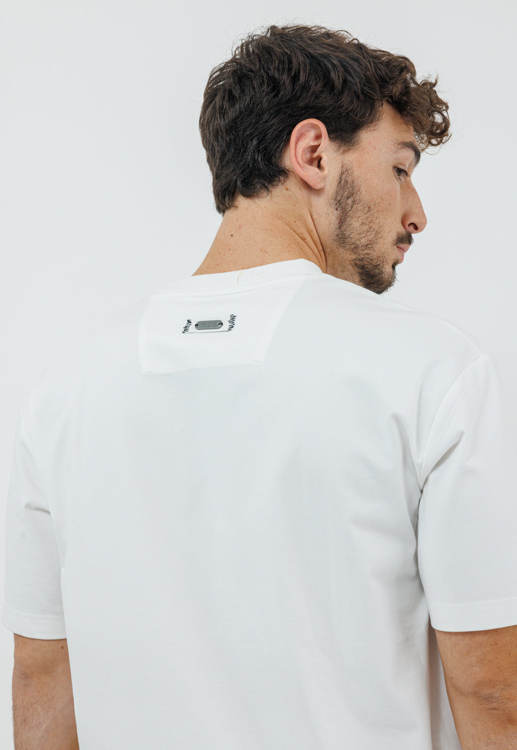 טי שירט לגברים בצבע לבן