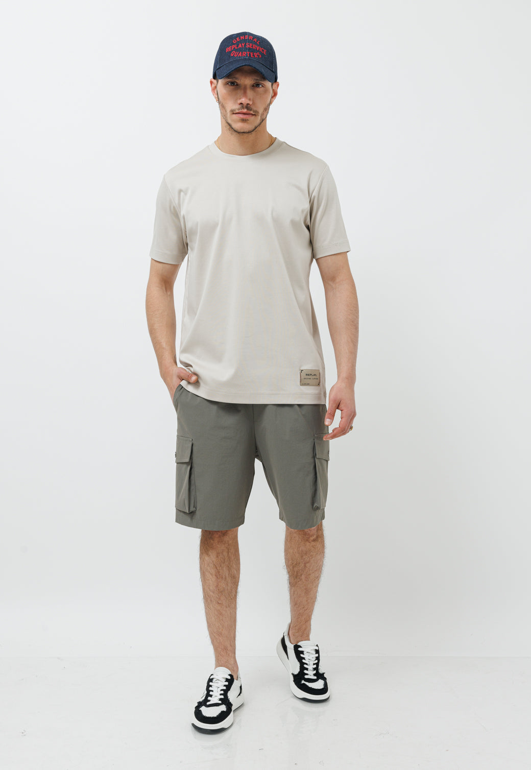 טי שירט עם פאטץ' לוגו בגוון אבן לגברים