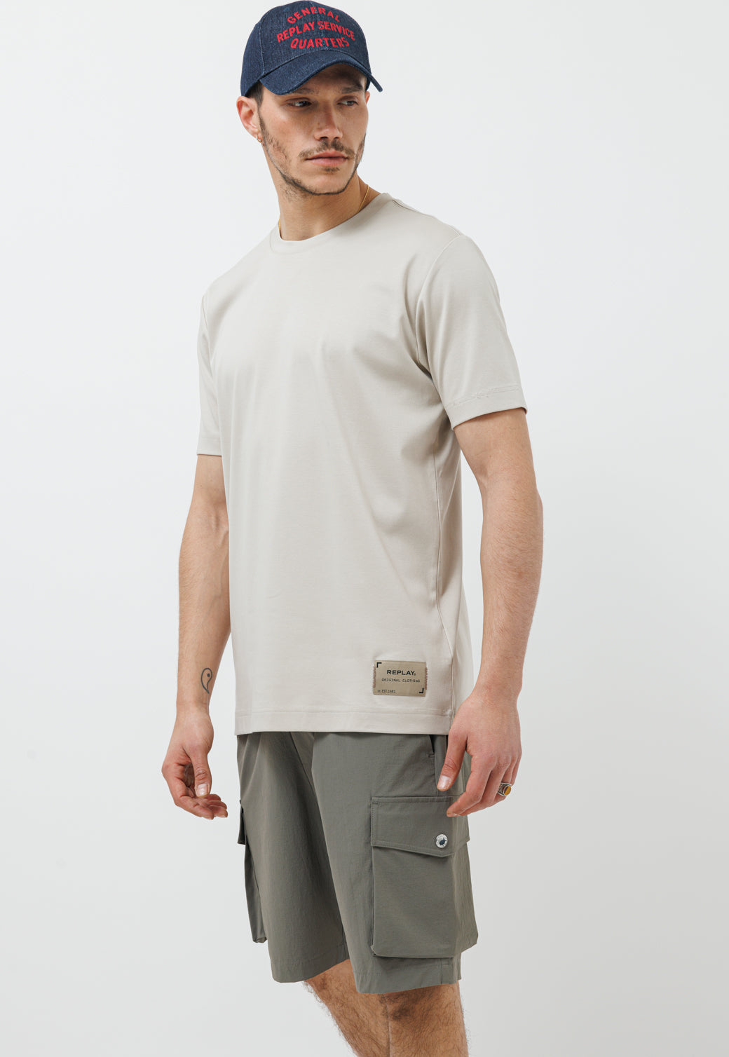 טי שירט עם פאטץ' לוגו בגוון אבן לגברים