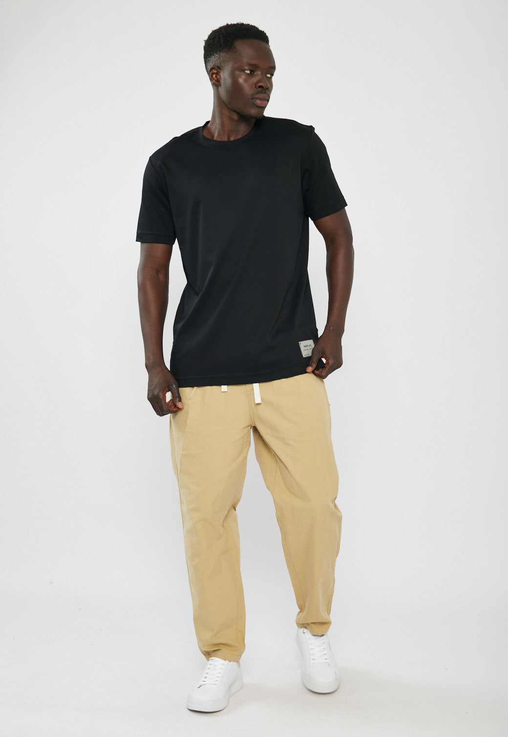 טי-שירט לגברים בצבע שחור עם לוגו בצד