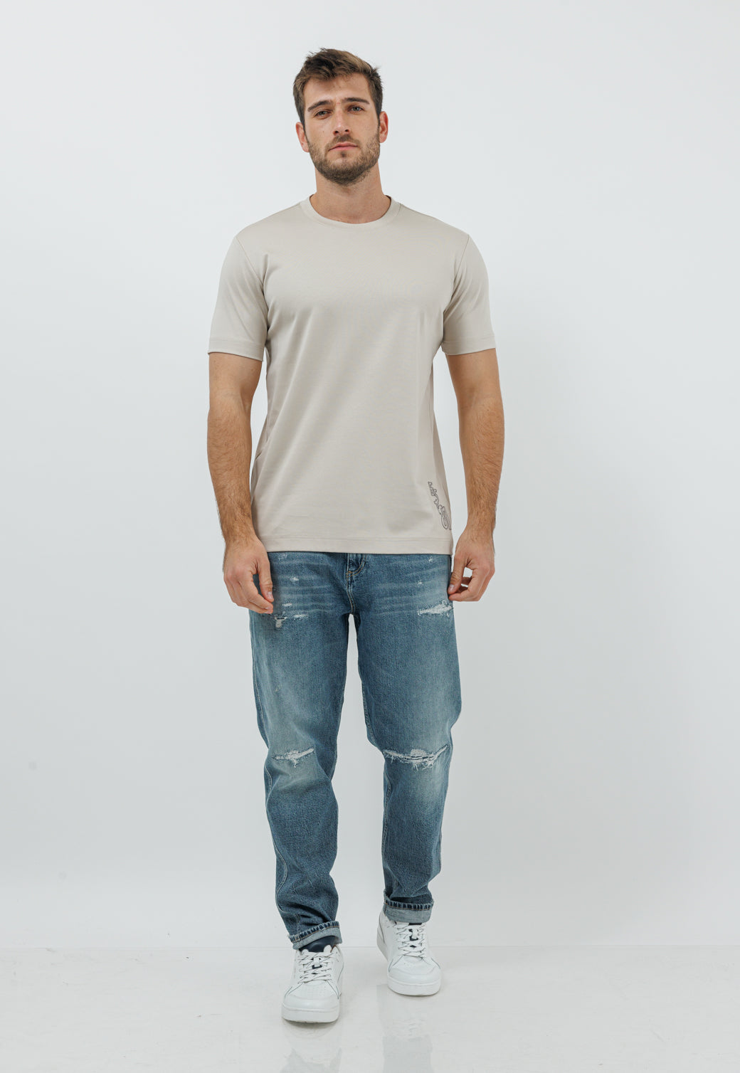 חולצת טי עם רקמת לוגו בגב בצבע בז' לגברים