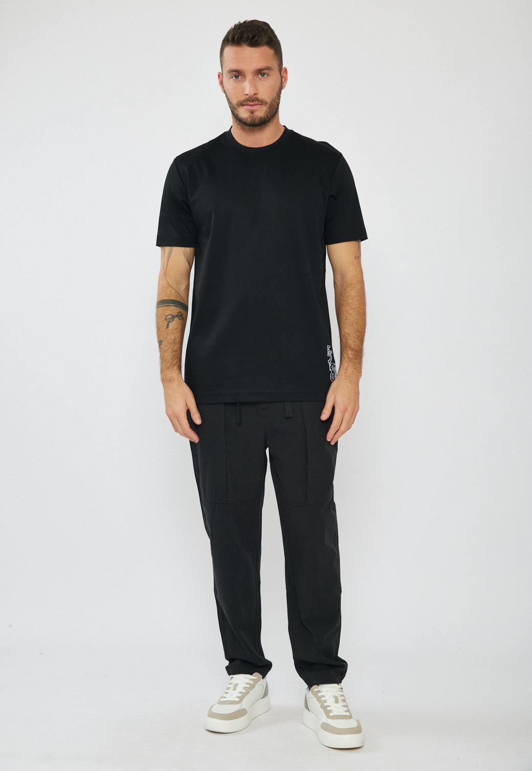 טי-שירט לגברים בצבע שחור עם הדפס בגב