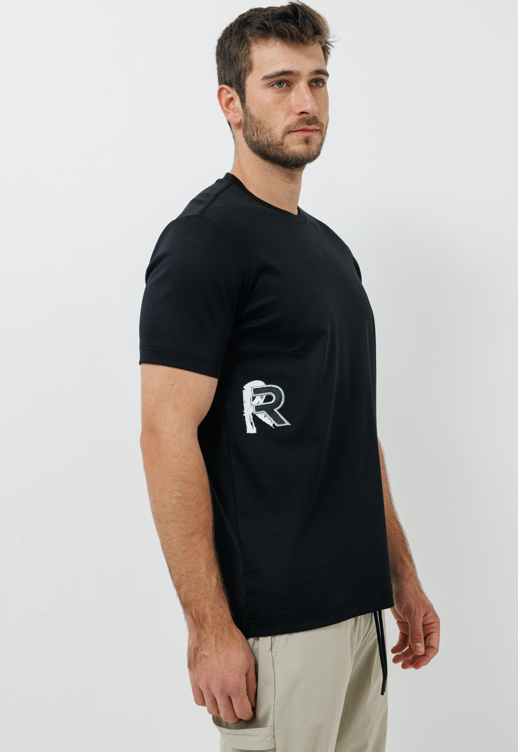 טי שירט לגברים שחורה עם הדפס אות R בצד