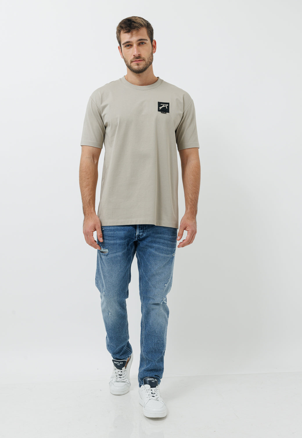 טי שירט בגוון בז' עם לוגו – לגברים