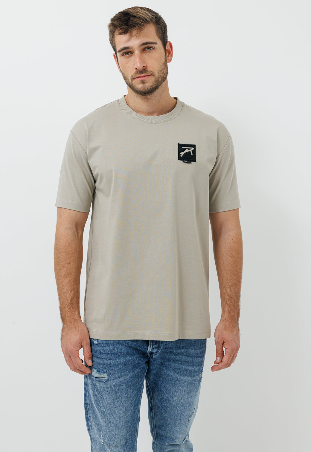 טי שירט בגוון בז' עם לוגו – לגברים