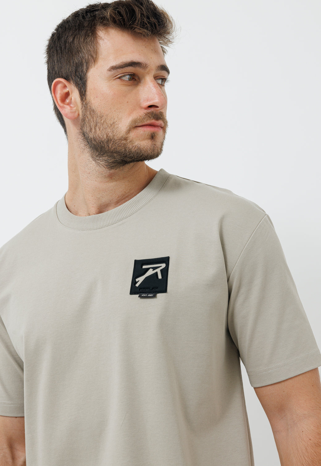 טי שירט בגוון בז' עם לוגו – לגברים