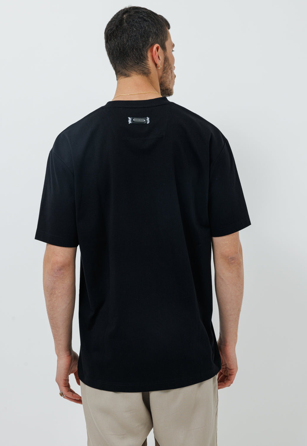 חולצת טי עם תג בגב בצבע שחור לגברים